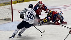 Plze�ský úto�ník Jakub Lev v �anci p�ed odkrytou brankou Pardubic