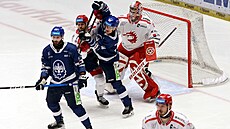 T�inecký obránce Tomá� Kundrátek a kladenský úto�ník Miroslav Forman se...