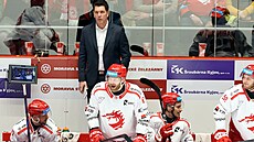 T�inecký trenér Boris �abka z�stává na st�ída�ce klidný, zatímco obránce David...