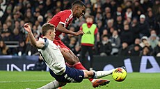 Liverpoolský úto�ník Alexander Isak st�ílí gól v souboji s Mickym van de Venem...