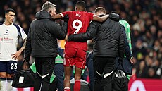 Zran�ný liverpoolský úto�ník Alexander Isak musí st�ídat krátce poté, co...