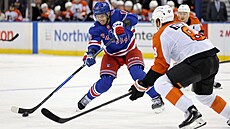 Newyorský úto�ník Artemi Panarin s pukem proti Camu Yorkovi z Philadelphie