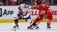 Anthony Beauvillier z Washingtonu (vlevo) si hlídá puk p�ed Axelem...