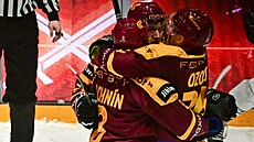 Jihlav�tí hokejisté se radují z rozhodujícího gólu Richarda Cachnína.