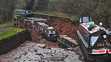 Na kanálu Llangollen v Shropshire se propadla �ást náspu, do díry spadly lod� a...