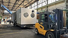 St�hování t�kých b�emen a stroj� a� do 300 tun u� dnes není problém