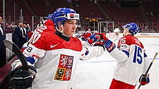 Adam Benák na st�ída�ce slaví gól se svými spoluhrá�i.