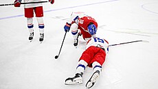 Vojt�ch �iha� z�stal po ostrém ataku dánské hrá�e le�et na led�, jeho stav...