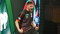 Dom Taylor slaví vít�zství v prvním kole �ipka�ského mistrovství sv�ta.