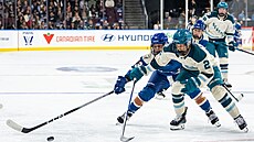 Souboj �eských hokejistek v �enské NHL. Tereza Vani�ová z Vancouveru nahání...