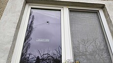 Prost�elené okno v dom�, kde se stala vra�da.