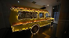 Váno�n� nazdobený v�z záchranky