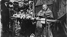 Prodava�ka hra�ek z b�ezové k�ry na Starom�stském nám�stí