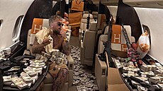 Jake Paul pózuje na palub� soukromého tryská�e obklopený balíky hotovosti,...