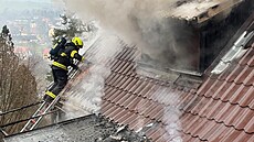 P�i po�áru chaty v Choceradech na Bene�ovsku zem�ela �ena. (20. prosince 2025)