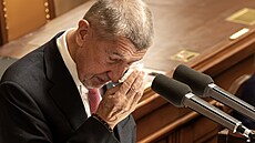 P�edseda hnutí ANO Andrej Babi� se rozplakal, kdy� mluvil ve Sn�movn� o svém...
