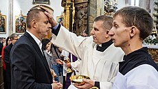 �éf PRO Jind�ich Rajchl dostává po�ehnání p�i m�i za zavra�d�ného...