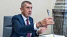 Redukci míst na ministerstvech a dal�ích ú�adech, takzvanou systemizaci,...