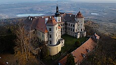 Zámek Jeze�í se nachází p�ímo nad uhelným dolem �SA (d�íve Lom Vrbenský/Dukla)....