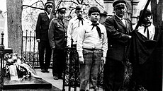 Historický snímek �estné strá�e u hrobu dvou jiných Ukrajinek, které zahynuly...