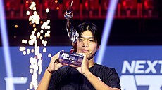 Americký tenista Learner Tien pózuje s trofejí pro vít�ze Turnaje mistr� do 20...