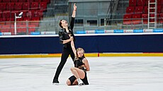 Kate�ina a Daniel Mrázkovi na konci svého rytmického tance