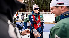 Trenér mu�� Ond�ej Moravec p�i nást�elu p�ed sprintem v Le Grand Bornand.