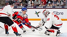 �eský kapitán Petr Sikora dorá�í na kanadského branká�e Cartera George.