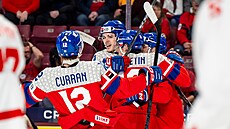 �e�tí junio�i se radují z gólu proti Kanad�.