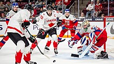 �eský gólman Michal Or�ulák sleduje puk v utkání s Kanadou.