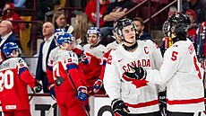 Kanad�tí hokejisté slaví gól v utkání proti �esku.