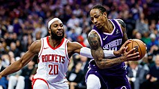 DeMar DeRozan si kryje mí� v utkání s Houstonem.