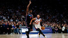 Jalen Brunson se sna�í prosadit v utkání s Miami.