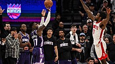 Dennis Schröder st�ílí trojku v utkání s Houstonem.