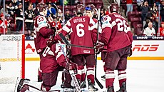 Loty��tí hokejisté ut�ují gólmana Nilse Maurin�e po proh�e s Kanadou.