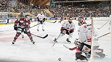 Pavel Kousal st�ílí v utkání s Kanadou na Spengler Cupu.