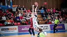 Nymburský basketbalista Jay Shumate sme�uje v utkání s Hradcem Králové.