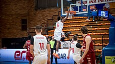 Nymburský basketbalista Keyshawn Feazell sme�uje v utkání s Hradcem Králové.