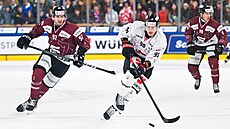 Kanadský úto�ník Anthony Richard v akci proti Spart�.