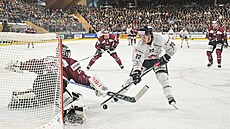 Jakub Ková� zasahuje v utkání s Kanadou.
