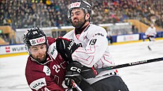 Kanadský Andy Andreoff dohrává Aarona Irvinga ve �tvrtfinále Spengler Cupu.