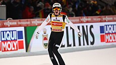 Slovinský skokan na ly�ích Domen Prevc se raduje z vít�zství v Oberstdorfu.