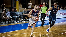 Brn�nský basketbalista David Jelínek v akci proti Ostrav�.