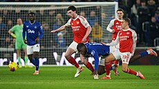 Padající Thierno Barry mezi Declanem Ricem a Leandrem Trossardem.