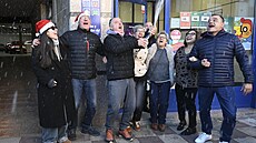 Obyvatelé �pan�lského m�sta La Bañeza sti�eného ni�ivými po�áry se radují...