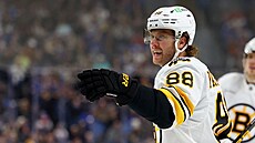 Úto�ník Bostonu David Pastr�ák slaví svou trefu v zápase proti Buffalu.