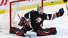Branká� Buffala Ukko-Pekka Luukkonen zasahuje v zápase proti Bostonu.