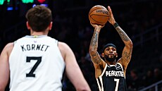 Nickeil Alexander-Walker z Atlanty zakon�uje v zápase proti San Antoniu.