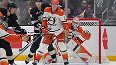 Obránce Anaheimu Jackson Lacombe (uprost�ed) a úto�ník Los Angeles Corey Perry...