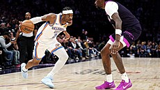 Shai Gilgeous-Alexander (vlevo) z Oklahomy b�hem utkání proti Minnesot�.